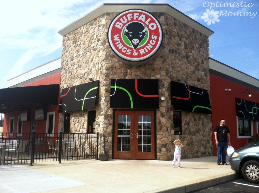 Buffalo Rings & Rings in Richmond, Indiana = Perfect For Families! #BuffaloWingsandRings #Shop | Optimistic Mommy