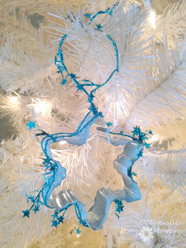 Frozen Inspired Cookie Cutter Ornament: Take a peek below at how we combined the fun of the holiday season with our love of Frozen to come up with the perfect Frozen inspired ornament. | Optimistic Mommy