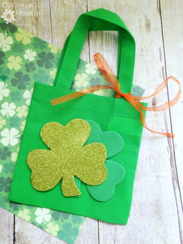 St. Patrick's Day Treat Bag: Are you planning on hosting a St. Patrick's Day bash this year? If so, take a look at this easy and super inexpensive St. Patrick's Day treat bag! You can make you own using just a few dollars worth of Dollar Tree supplies, and when finished you can stuff the bag with candy, gold coins, or whatever else you please. | Optimistic Mommy