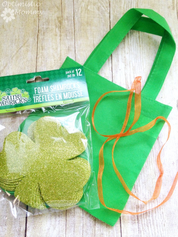St. Patrick's Day Treat Bag: Are you planning on hosting a St. Patrick's Day bash this year? If so, take a look at this easy and super inexpensive St. Patrick's Day treat bag! You can make you own using just a few dollars worth of Dollar Tree supplies, and when finished you can stuff the bag with candy, gold coins, or whatever else you please. | Optimistic Mommy