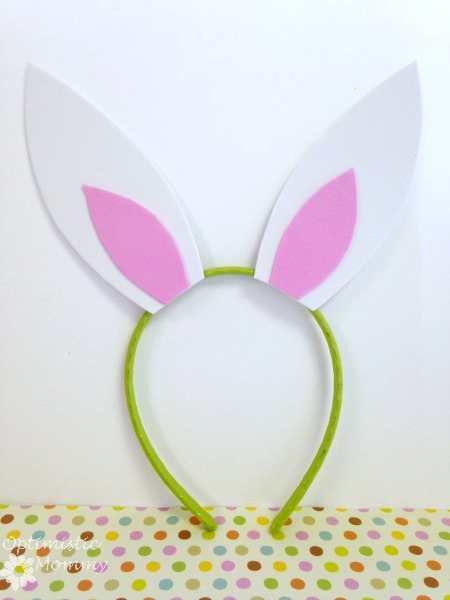 Easter Bunny Ears Craft: Turn your kiddos into instant Easter bunnies when you give this sweet and simple Easter bunny ears craft a try. | Optimistic Mommy