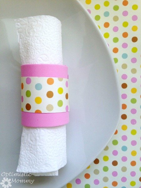 Sweet Spring Napkin Rings: Check out this easy and inexpensive way to dress up your Easter table! You can craft a sweet spring napkin ring just like the one you see here for just pennies. | Optimistic Mommy