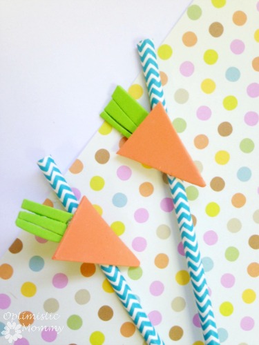 Carrot Straw Toppers: Add a little pop to your spring party when you craft these easy carrot straw toppers. These carrot straw toppers can be made with dollar store supplies and can be whipped up in just minutes. | Optimistic Mommy
