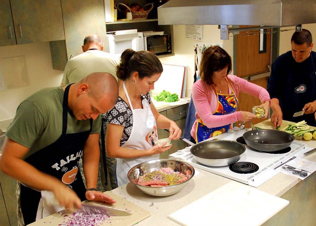 1280px-US_Navy_090818-N-6326B-001_Staff_and_patients_participate_in_a_healthy_cooking_class_at_Naval_Medical_Center_San_Diego