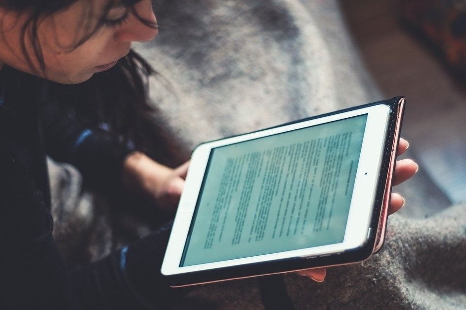 HOW DO STUDYING ONLINE BENEFIT HEALTHCARE PROFESSIONALS?