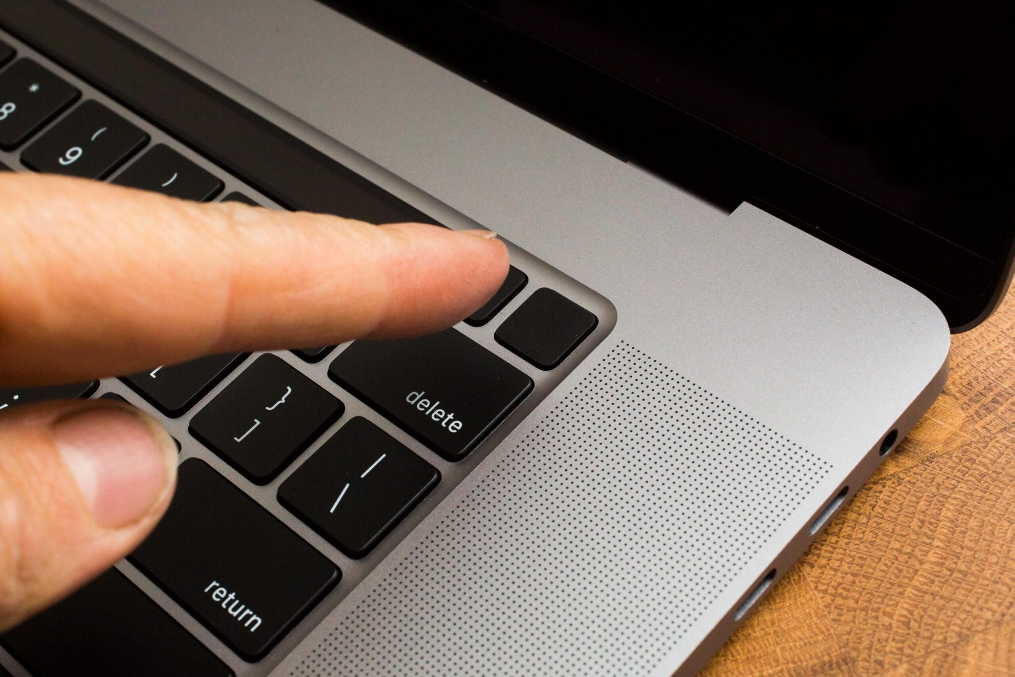 how to clean out a macbook pro
