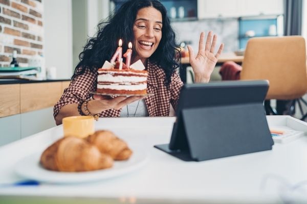 daughter wishing birthday to her mother online