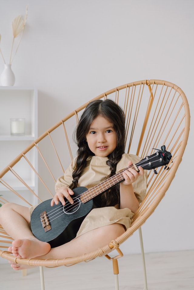 kid learning guitar