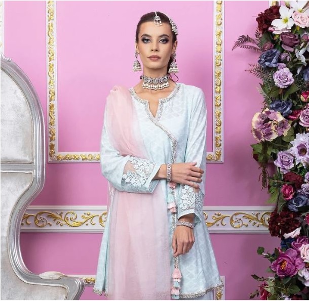 A model in Pakistani wear that are boutique worthy you find in Maria Nasir