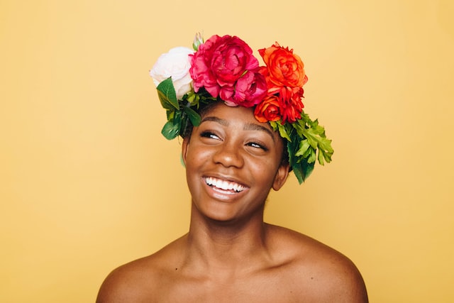 A woman showing her white teeth.