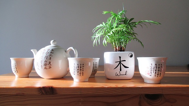 A beautiful pot set with a pot and mugs.